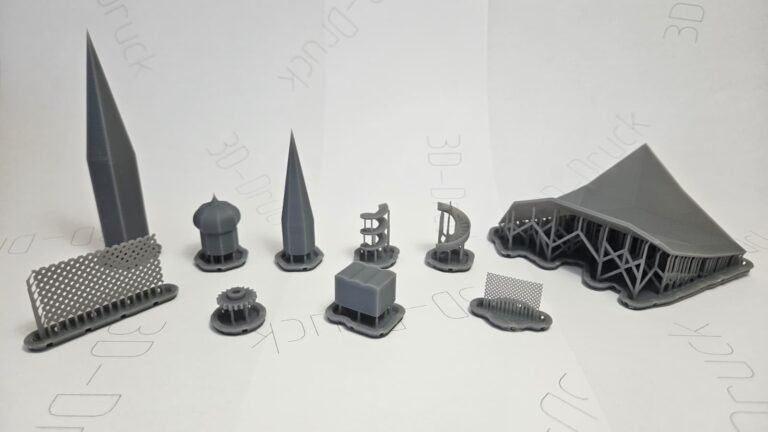 Graue 3D-gedruckte Architekturmodelle mit Stützstrukturen