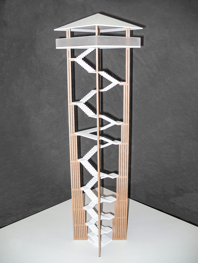 Architekturmodell eines Turms mit Zickzacktreppe