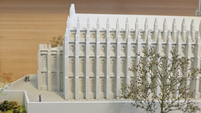 Architekturmodell einer gotischen Kathedrale mit Strebepfeilern