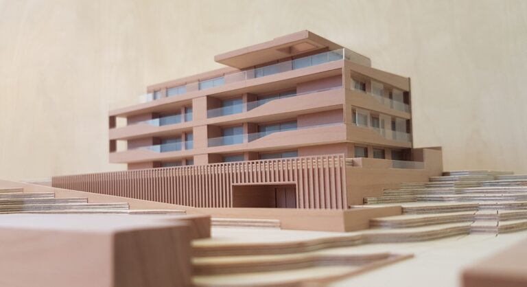 Architekturmodell eines modernen Mehrfamilienhauses mit Balkonen