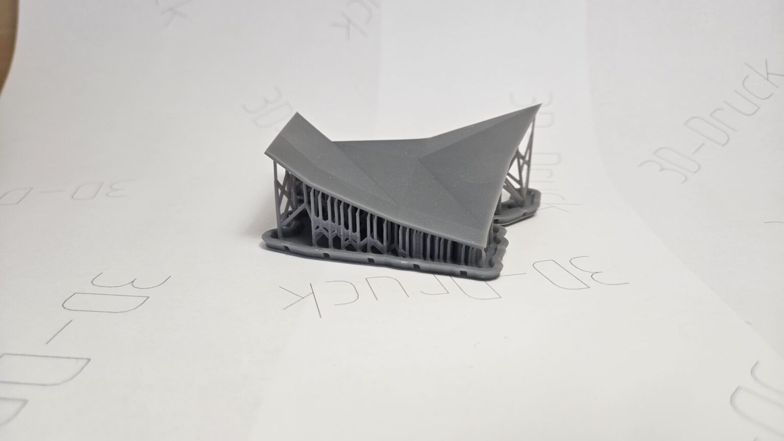 Graues 3D-gedrucktes Architekturmodell mit Stützstrukturen