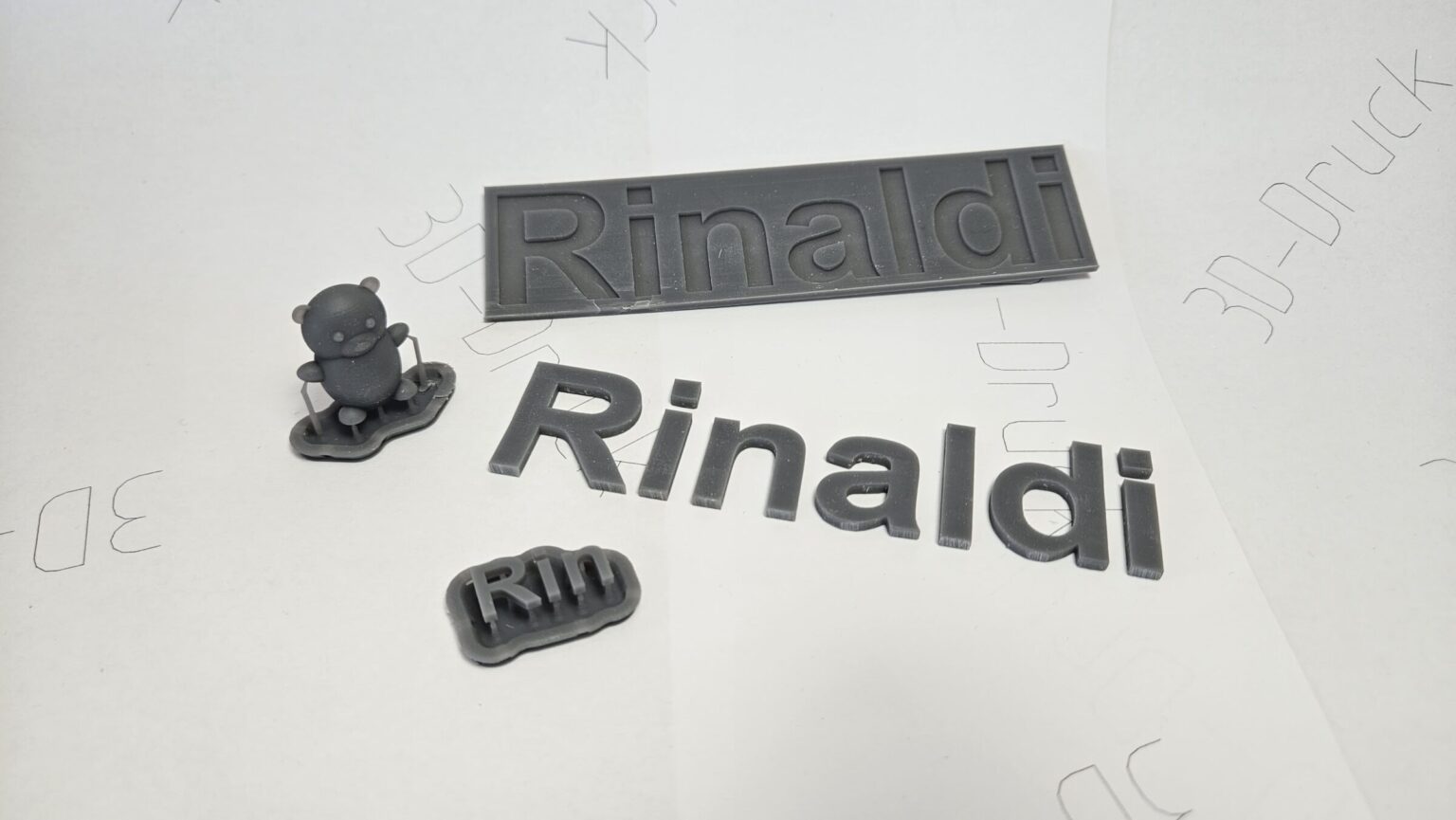 3D-gedruckte Rinaldi-Schriftzüge und kleine Figur