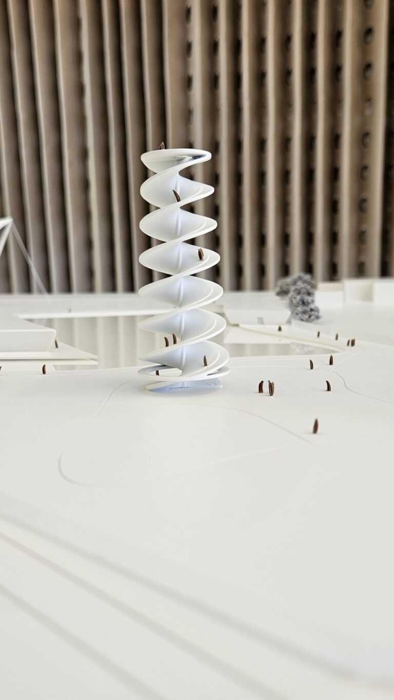 Architekturmodell mit weißem spiralförmigem Turm