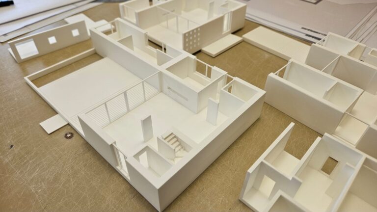 Weißes Architekturmodell eines modernen Wohnhauses