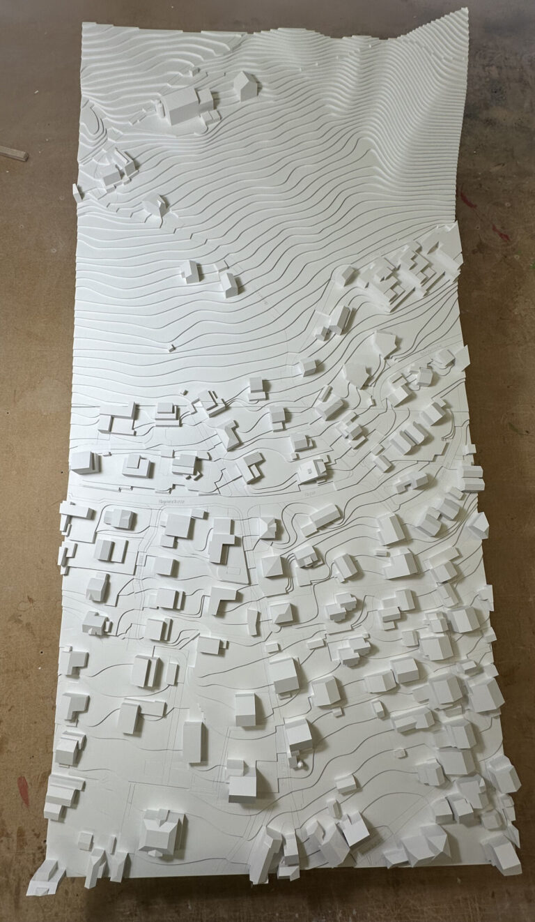 Topografisches Architekturmodell mit Gebäuden und Höhenlinien