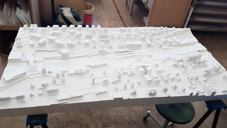 Weißes Architekturmodell einer Stadtlandschaft auf Tisch
