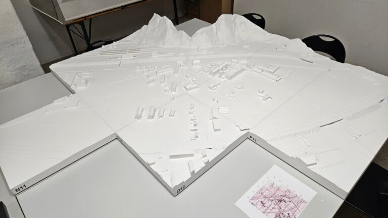 Weißes architektonisches Stadtmodell auf mehreren Tischen