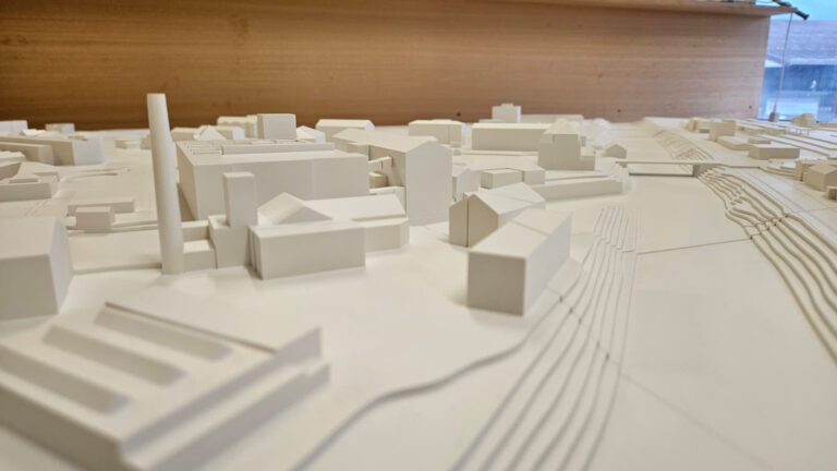 Weißes Architekturmodell einer Stadtlandschaft