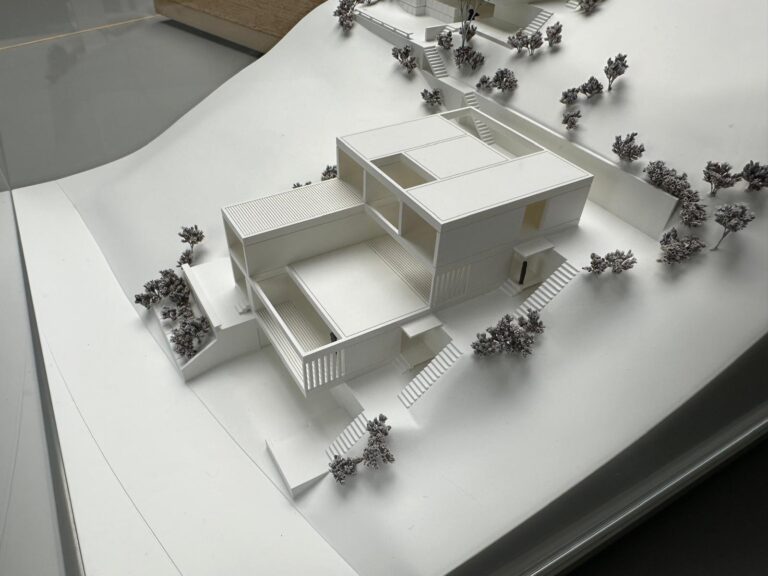 Architekturmodell eines modernen Hauses am Hang