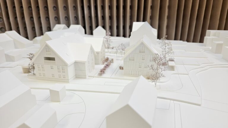 Architekturmodell moderner Wohnhäuser mit Bäumen
