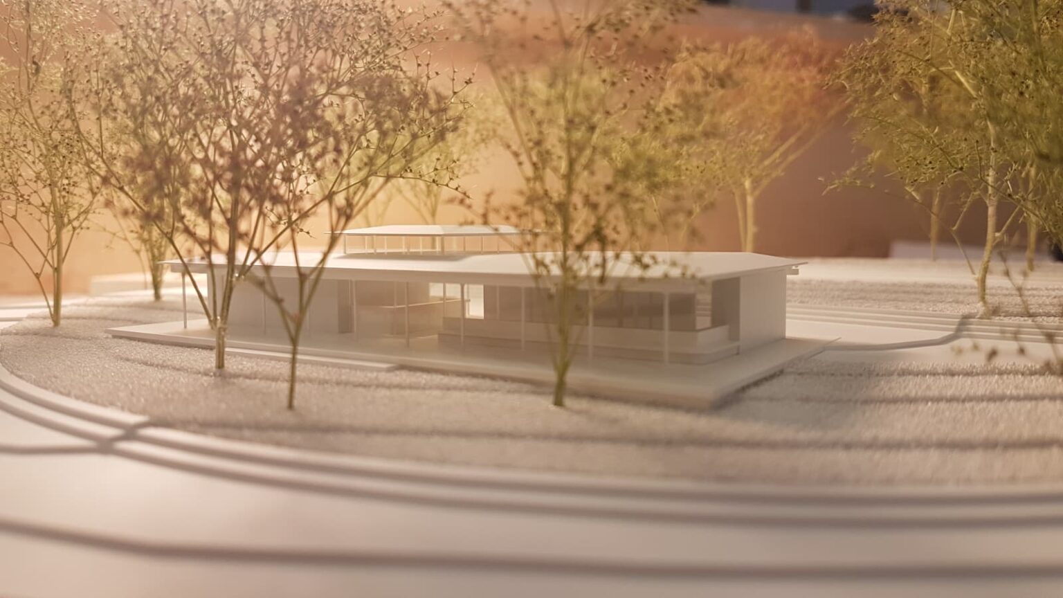 Architekturmodell eines modernen Pavillons mit Bäumen