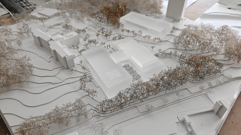 Architekturmodell eines Gebäudekomplexes mit Landschaftsgestaltung