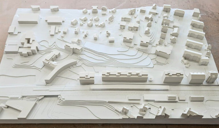 Weißes Architekturmodell eines Stadtquartiers mit Geländeprofil
