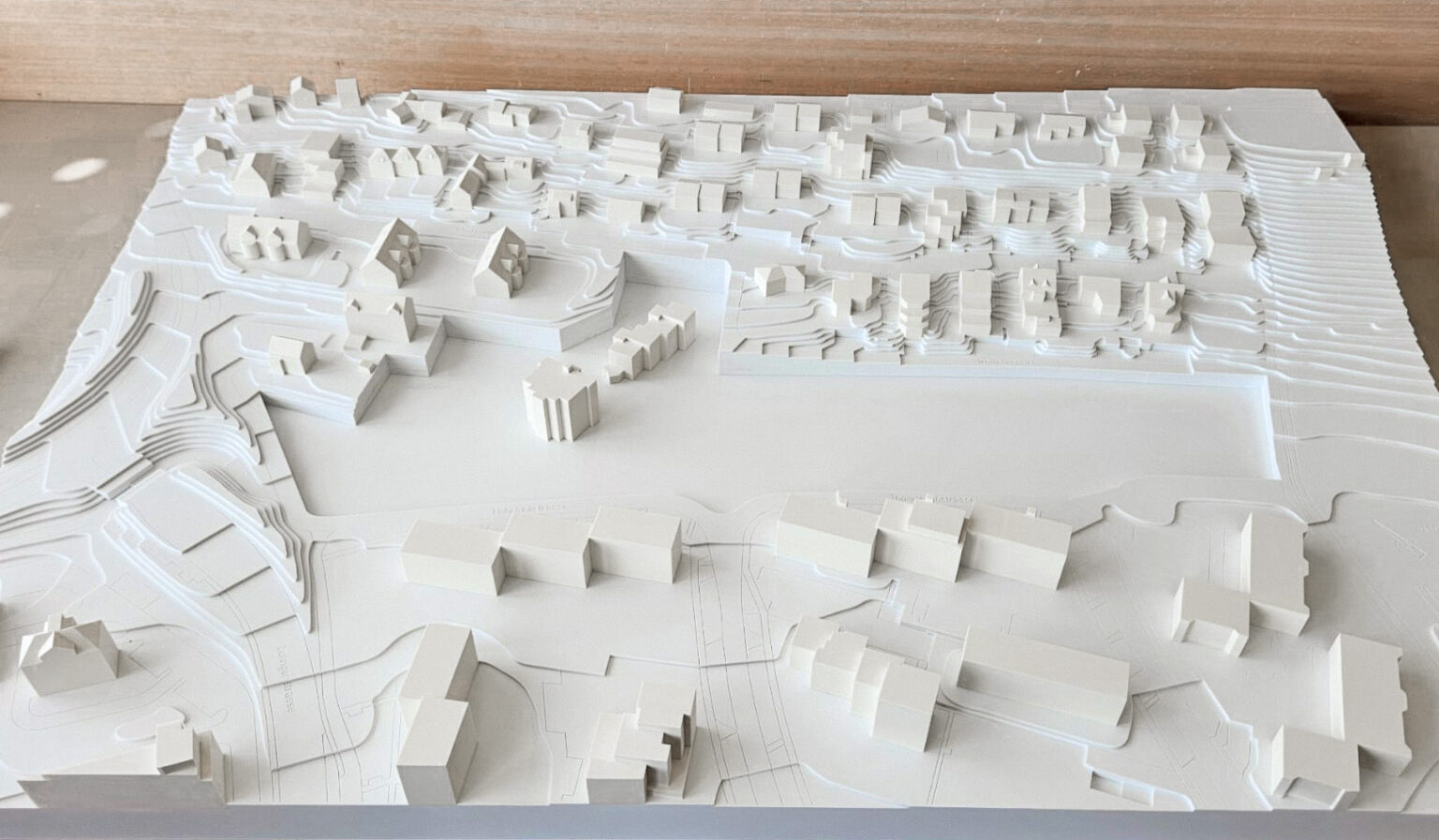 Weißes Architekturmodell eines Wohngebiets mit Geländestufen