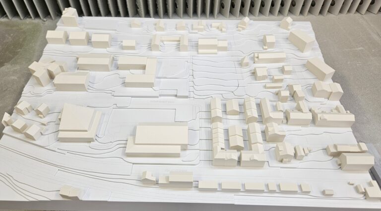 Weißes Architekturmodell eines Stadtquartiers mit Gebäuden