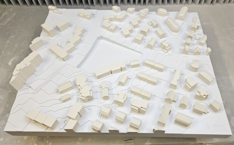 Architekturmodell eines Wohngebiets mit zentraler Freifläche